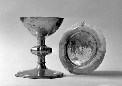 835422 Afbeelding van een 14e eeuwse, verguld zilveren miskelk en pateen die in 1921 zijn gevonden in een grafkelder ...